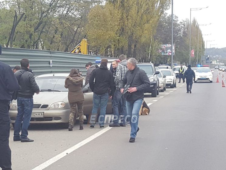 ﻿На узбіччі дороги в Києві виявили автомобіль із тілом чоловіка