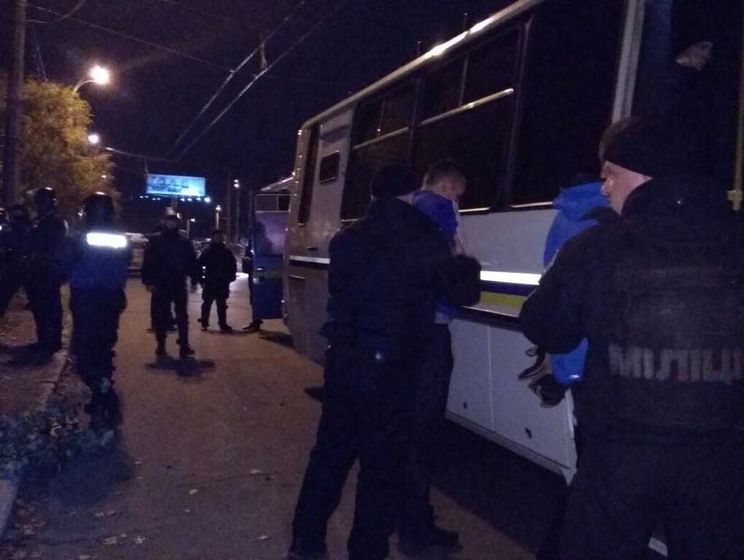 Під час бійки футбольних фанів у Києві 5 листопада затримали 79 осіб, трьох госпіталізували – поліція