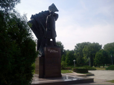 В Тернополе облили зеленкой памятник Бандере
