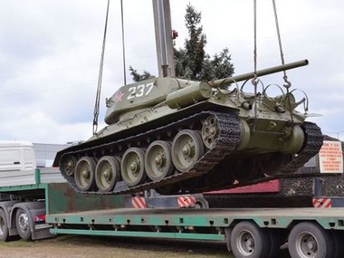 В Луганске сепаратисты пригнали к зданию СБУ танк. Фоторепортаж