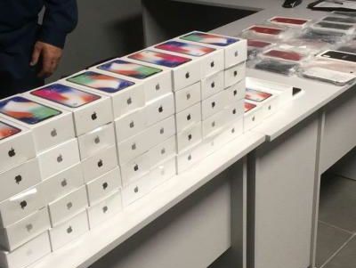 ﻿Митники конфіскували в аеропорту Одеси 43 контрабандні iPhone X