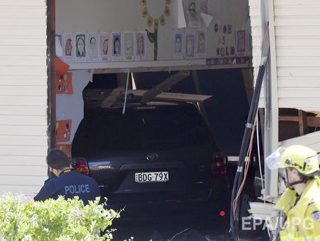 В Сиднее автомобиль врезался в школу, двое детей погибли. Фоторепортаж