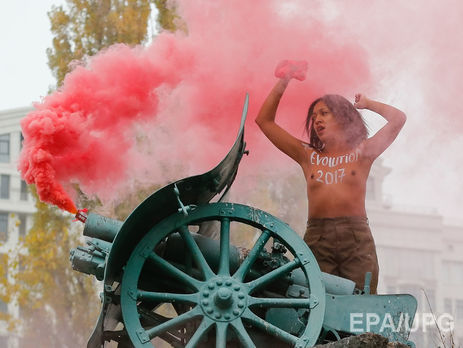 ﻿Активістка Femen залізла на гармату біля заводу 