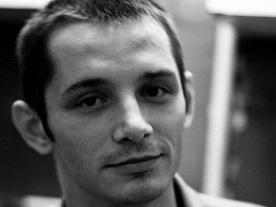 В Екатеринбурге нацбол облил бензином и поджег памятник Ельцину