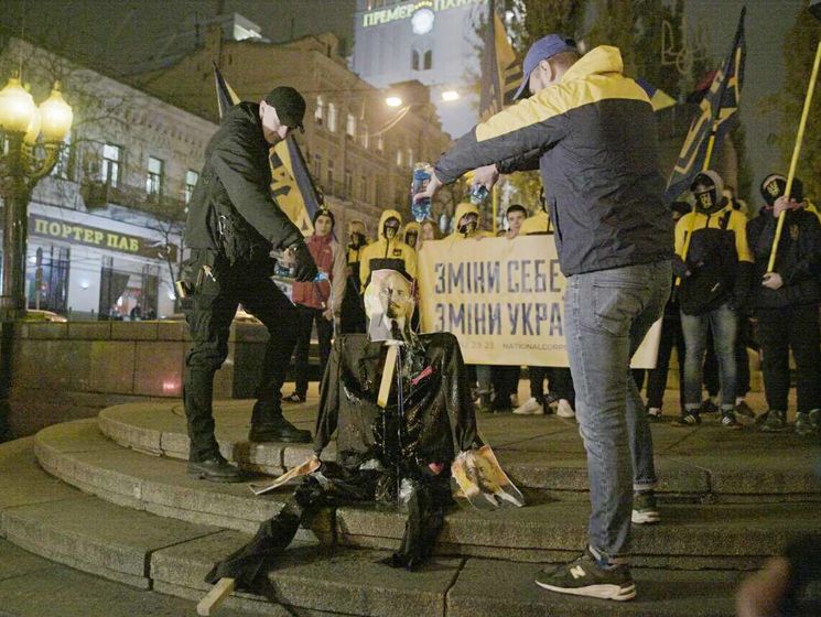 В центре Киева сожгли чучело Ленина. Видео