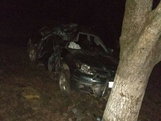 ﻿На Закарпатті авто врізалося в дерево, троє пасажирів загинуло, двох госпіталізували