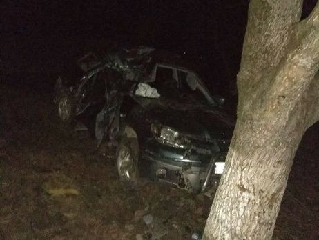 В Закарпатье авто врезалось в дерево, трое пассажиров погибли, двое госпитализированы
