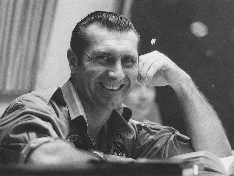 ﻿У США помер пілот "Аполлона-12" Річард Гордон, який облетів навколо Місяця