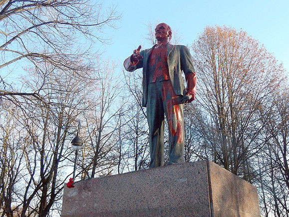 ﻿У Санкт-Петербурзі пам'ятник Леніну облили червоною фарбою