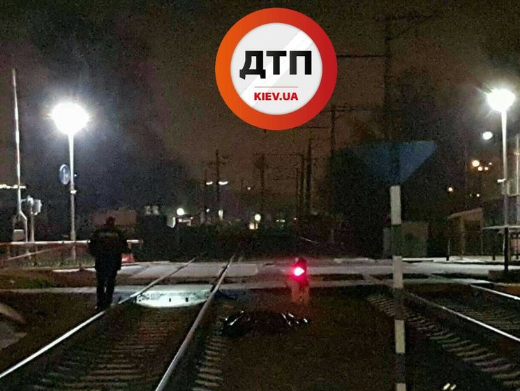 ﻿У Києві жінка потрапила під потяг, перебігаючи через залізничні колії, коли шлагбаум був закритий
