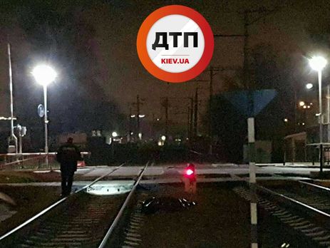 В Киеве женщина попала под поезд, перебегая через железнодорожные пути при закрытом шлагбауме