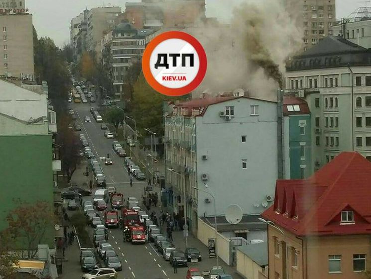 ﻿У центрі Києва горить будинок