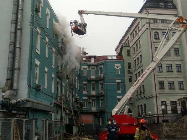 ﻿Пожежа в центрі Києва: у ДСНС уточнили, що загоряння сталося в ресторані на Жилянській
