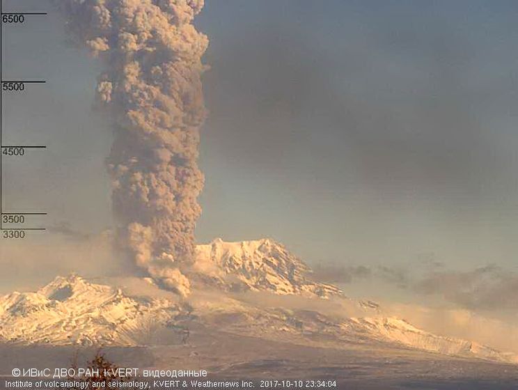 На Камчатке вулкан выбросил столб пепла почти на 8 километров над уровнем моря