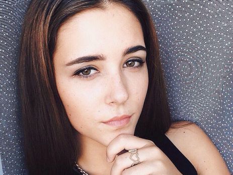 ﻿Онучка Ніни Матвієнко заплела бабусі косу