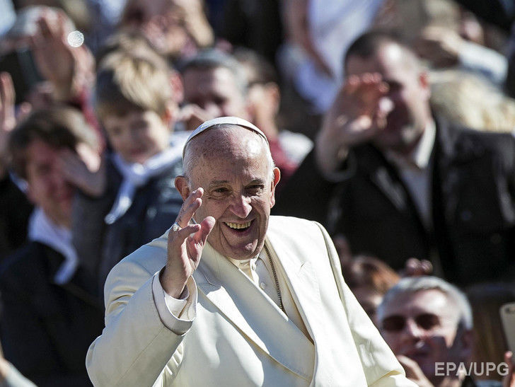 "Месса – не для шоу". Папа римский выступил против смартфонов на богослужениях