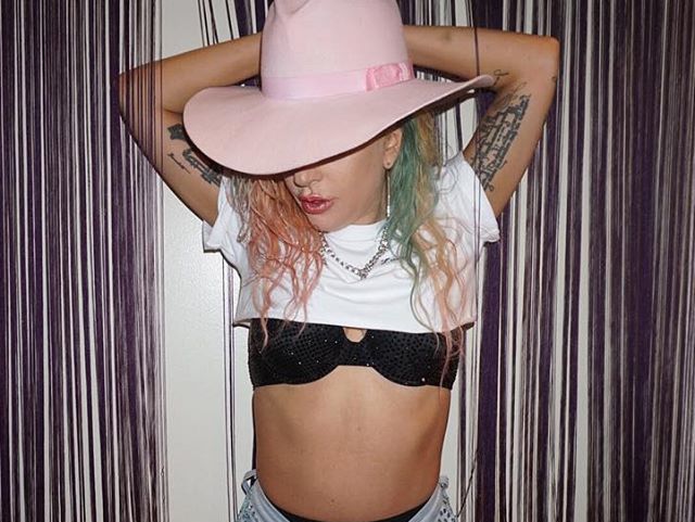 ﻿Леді Гага поділилася знімками у білизні і без одягу. Фоторепортаж
