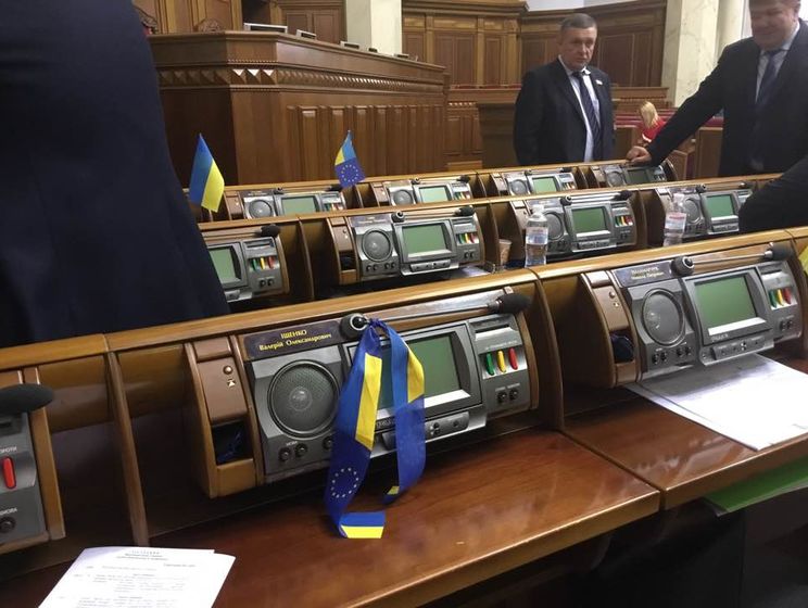 ﻿"Кріпаки чи депутати?" Чумак повідомив, що Ірина Луценко забрала в ударівців картки для голосування