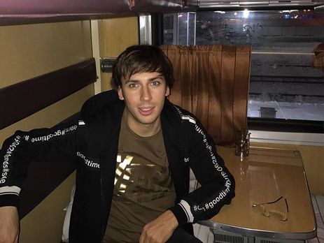 Пугачева и Галкин прогулялись с детьми по осеннему саду около своего замка