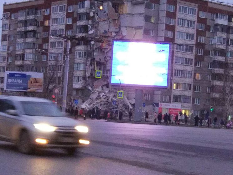 Очевидец снял на регистратор момент взрыва дома в Ижевске. Видео