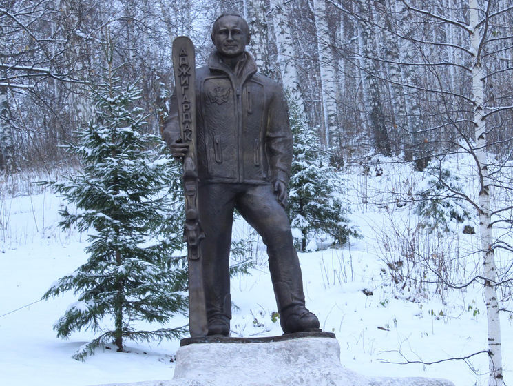 На горнолыжном курорте в России установили памятник Путину