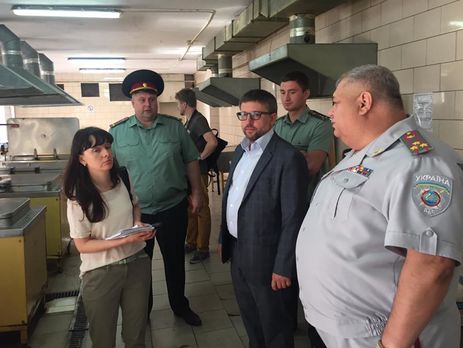 Замминистра юстиции Чернышов: Ежедневно в тюрьмах и СИЗО дают курицу и рыбу. В Украине все пенсионеры ежедневно едят курицу и рыбу?