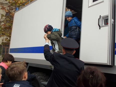 В анексованому Севастополі на честь дня МВС РФ дітям дали посидіти в автозаку