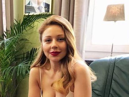 Тина Кароль поделилась снимком в комбинации и тапочках