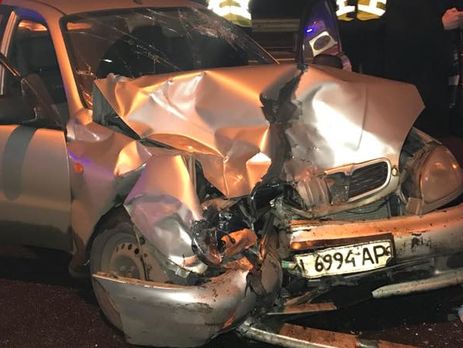 В Киеве Daewoo наехал на четырех человек, которые толкали свое авто на заправку