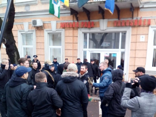 В Берегово свободовцы пытались сжечь флаг Венгрии, им помешала полиция