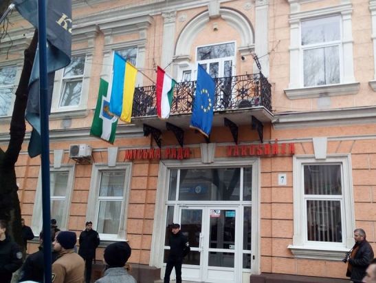 ﻿МЗС Угорщини викликало українського посла через інцидент із прапором у Берегові