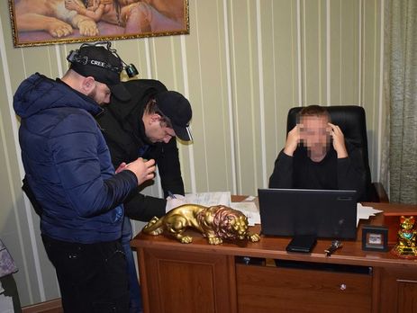 В Николаеве разоблачили продававшую украинок за границу группировку во главе со школьным учителем хореографии