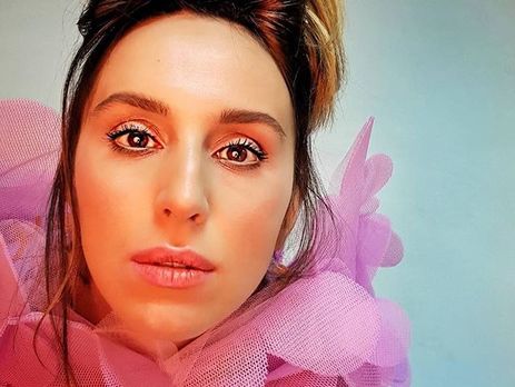 Джамала продемонстрировала глубокое декольте