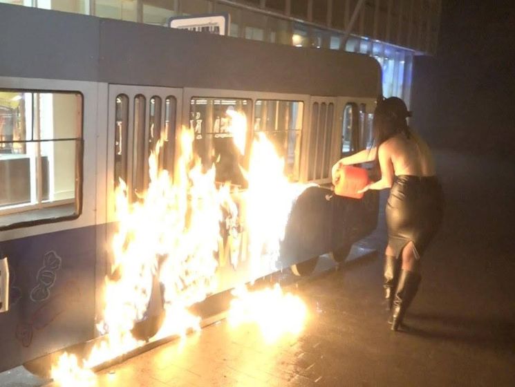В полиции заявили о задержании активистки Femen за поджоги у магазинов Roshen