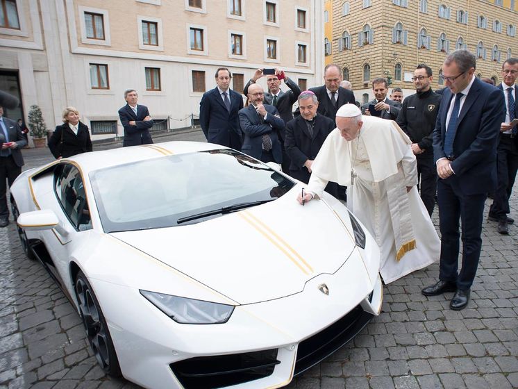 Папе римскому подарили специальную модель Lamborghini. Видео
