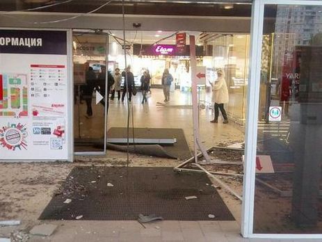 В Харькове автомобиль въехал в здание ТРЦ 