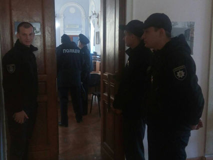 ﻿Поліція затримала двох учасників бійки в сесійній залі міськради Миколаєва