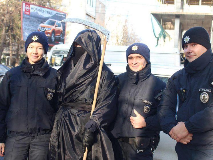 В Хмельницком "смерть с косой" и патрульные проводили профилактические беседы с нарушителями правил дорожного движения. Видео