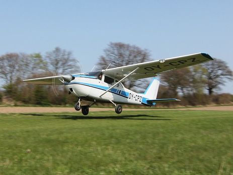 В результате столкновения самолета и вертолета в Великобритании погибли четыре человека