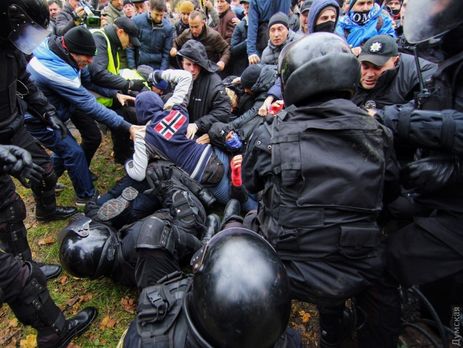 В Одессе на митинге против застройки активисты подрались с правоохранителями, начальник полиции Головин травмирован