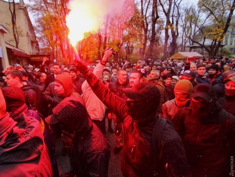 ﻿В Одесі мітингувальники проти будівництва висотки побилися з поліцією. Фоторепортаж