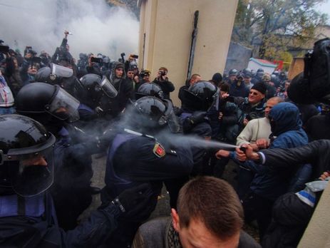 ﻿У сутичках із протестувальниками в Одесі травмовано шістьох поліцейських
