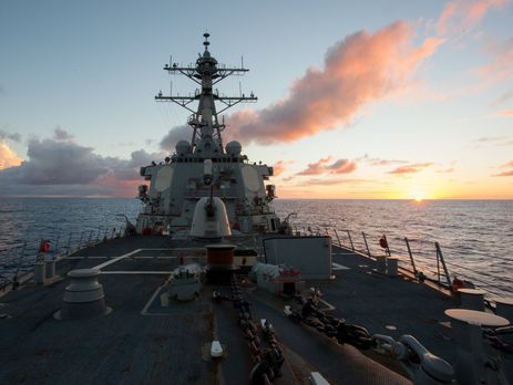 Японский буксир протаранил американский эсминец