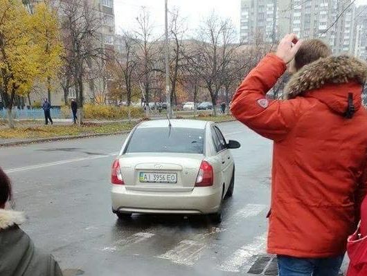 ﻿У Києві невідомі на очах у перехожих заштовхали жінку в авто і зникли