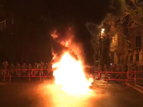 ﻿Активісти підпалили шини біля Адміністрації Президента. Відео