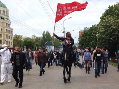 Митинг ко Дню Победы в Донецке. Вооруженные сепаратисты с Джигурдой на коне. Фоторепортаж