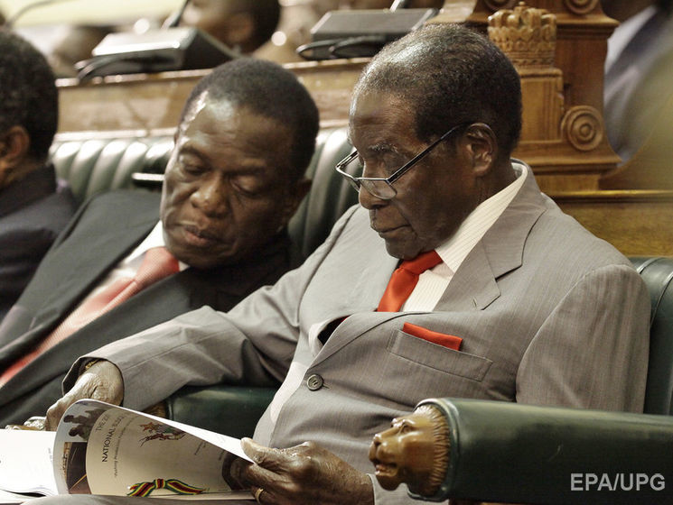 Президента Зимбабве Мугабе отстранили с поста главы правящей партии