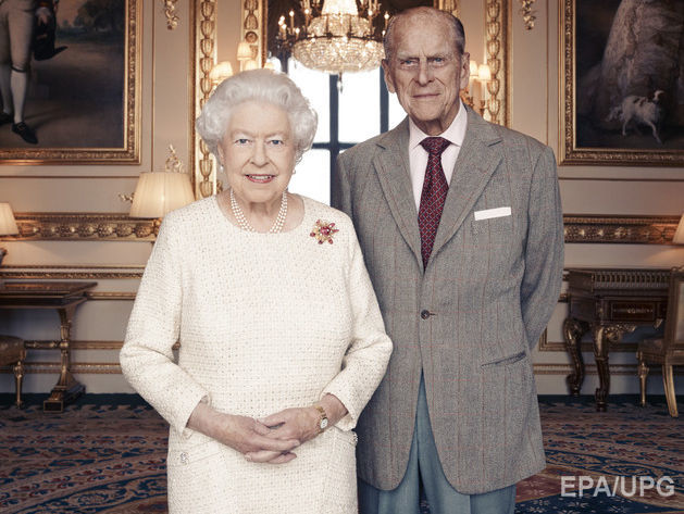 Королевский двор обнародовал портрет Елизаветы II с принцем Филиппом к 70-й годовщине свадьбы