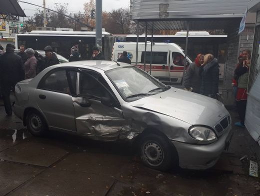 ﻿У Києві автомобіль врізався у магазин