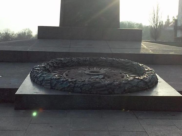 Приблизно 10 невідомих залило цементом Вічний вогонь у Києві. Відео